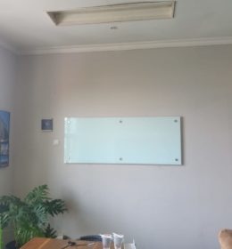 Papan tulis kaca glassboard 60x150 pd.kacang
