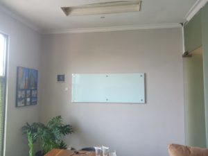 Papan tulis kaca glassboard 60x150 pd.kacang