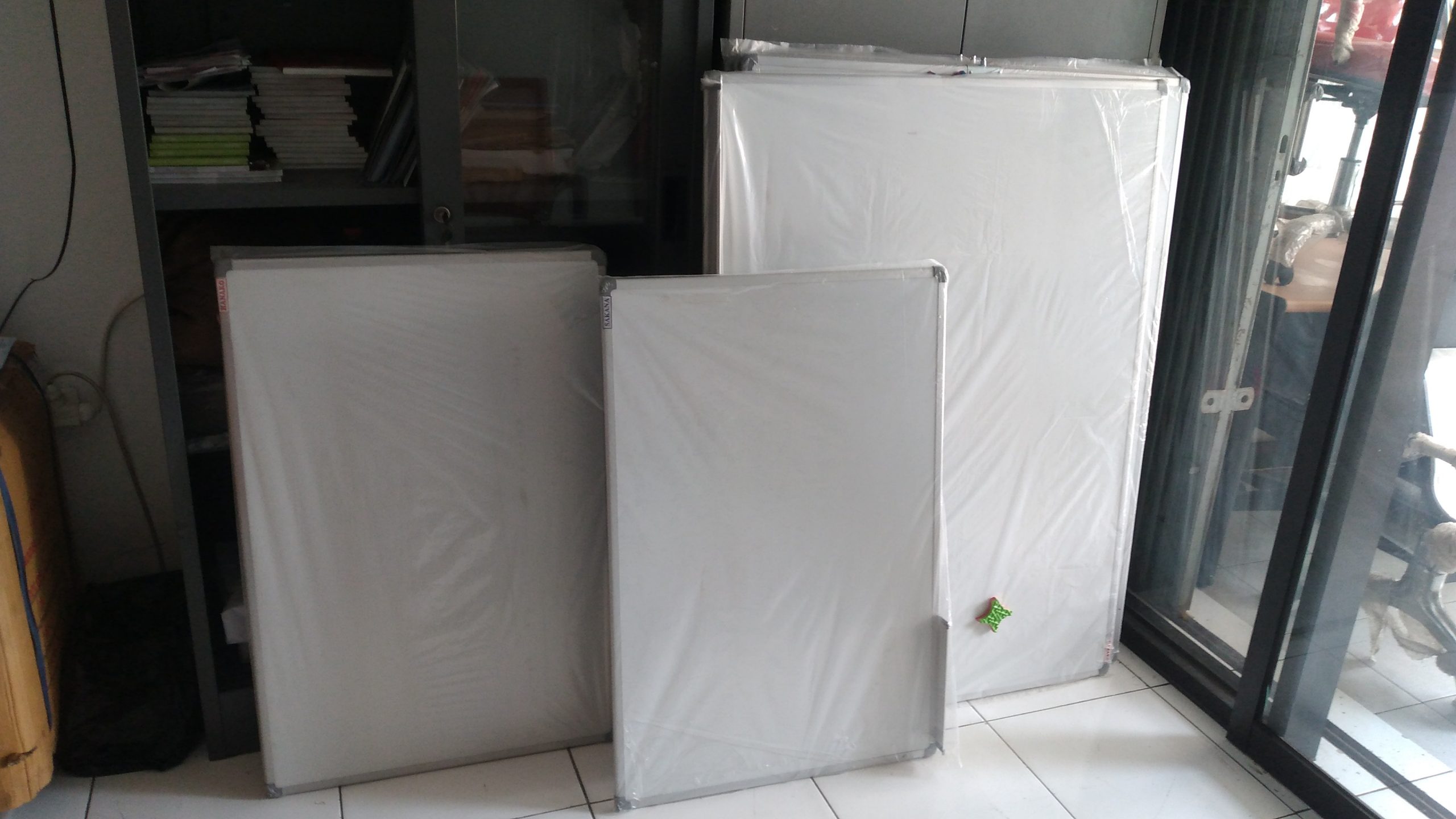 Harga papan Tulis Whiteboard Magnetik Hanako 90x120 gantung