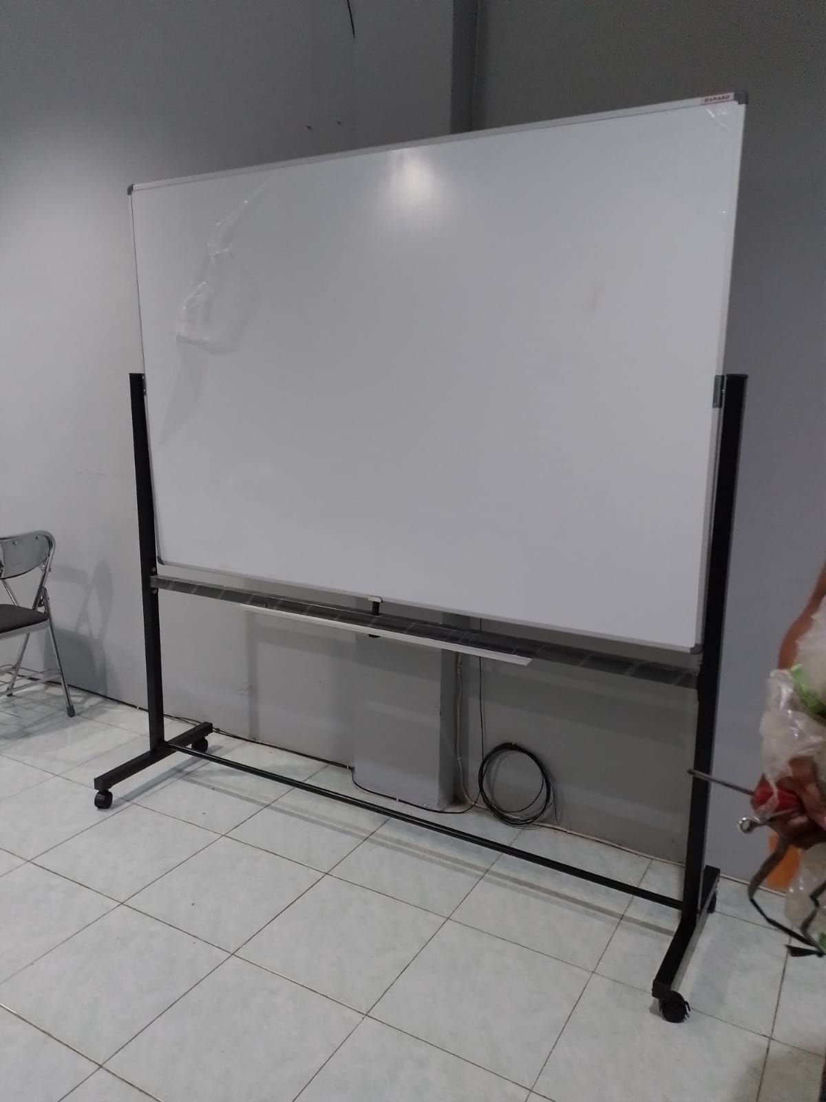 Papan tulis Whiteboard Hanako 120x180 Standing Magnetik