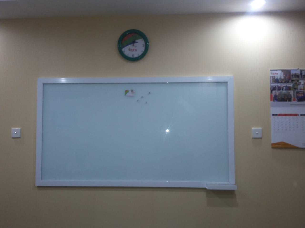 papan tulis Kaca Frame Aluminium 100x200 Magnetik